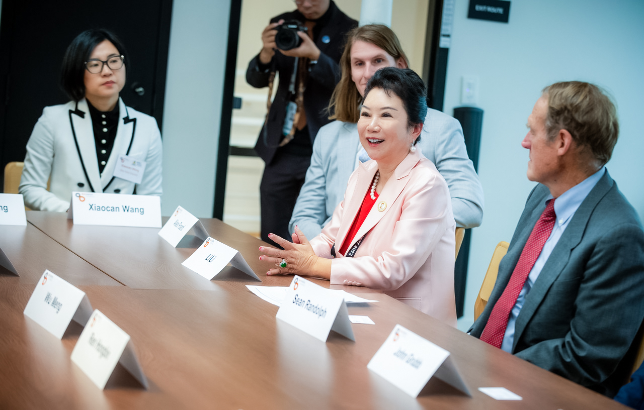 welcome盈彩购彩大厅集团董事局李俐参加贸促会活动